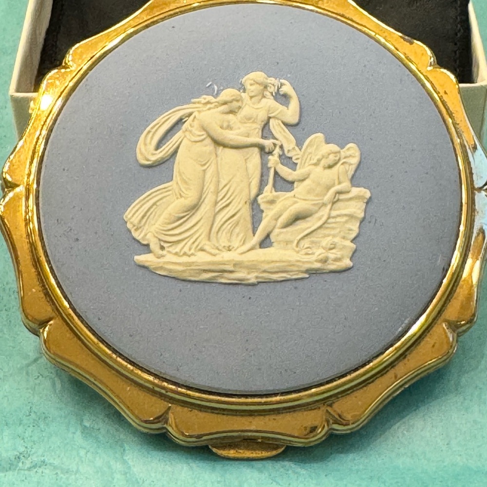 Stratton Wedgewood Blue Jasperware Compact. Vintage. Never unboxed